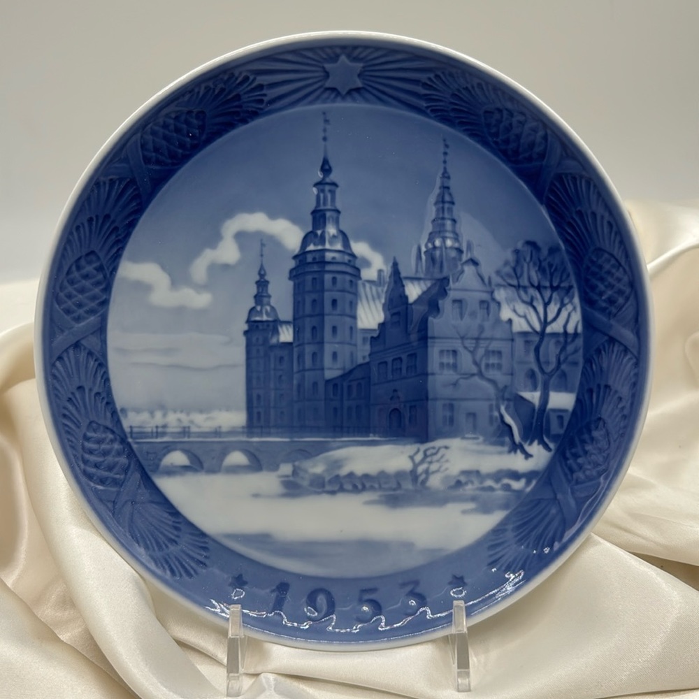 Royal Copenhagen, Denmark. Christmas Plate 1953
Diameter 7”